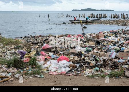 La pollution marine sur la plage près de Sorong le Marché aux poissons, Marché, Bos Wesen Sorong, la Papouasie occidentale, en Indonésie Banque D'Images