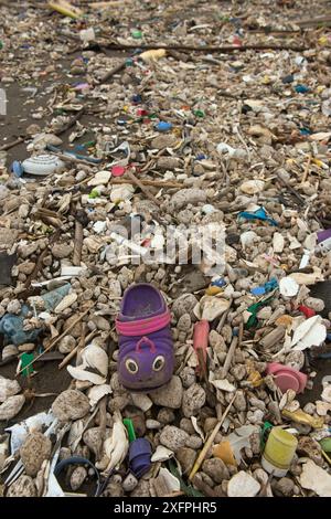 Pollution plastique marine échouée sur la plage de Quetzalito, Guatemala. Banque D'Images