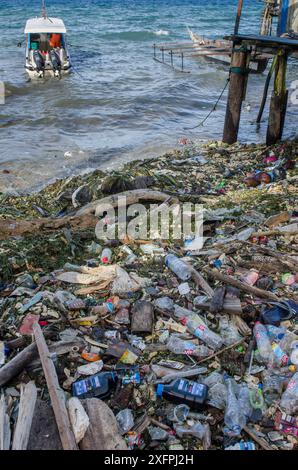 La pollution plastique marine s'est échouée sur l'île de Biak, Papouasie occidentale, Indonésie. Banque D'Images