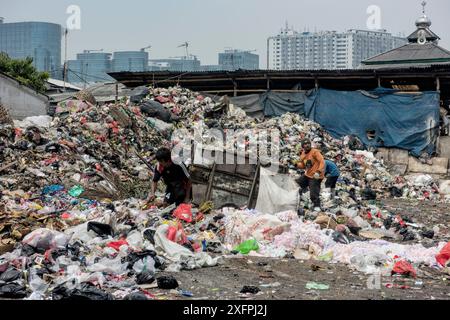 Pollution marine sur la plage du port de Jakarta, Indonésie. Octobre. Banque D'Images