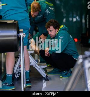 NORTHAMPTONSHIRE, ROYAUME-UNI. 04th Jul, 24. Fernando Alonso (Espagne) de l'écurie Aston Martin Aramco F1 Team (centre) teste sa voiture jeudi après la marche de formule 1 Pit Lane Walk lors du Qatar Airways British Grand Prix 2024 au circuit de Silverstone le jeudi 04 juillet 2024 dans LE NORTHAMPTONSHIRE, ANGLETERRE. Crédit : Taka G Wu/Alamy Live News Banque D'Images