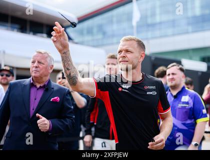 NORTHAMPTONSHIRE, ROYAUME-UNI. 04th Jul, 24. Kevin Magnussen (Danemark) de l'écurie MoneyGram Haas F1 Team (c) a pris le Darts Challenge jeudi lors du Qatar Airways British Grand Prix 2024 au circuit de Silverstone le jeudi 4 juillet 2024 dans LE NORTHAMPTONSHIRE, EN ANGLETERRE. Crédit : Taka G Wu/Alamy Live News Banque D'Images