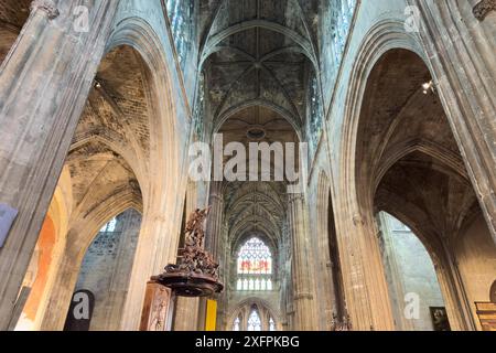 Bordeaux, France, 18 avril 2023 : intérieur gothique aménagé Basilique Saint Michel, XIV, XVI siècle dédié à l'Archange Michel Banque D'Images