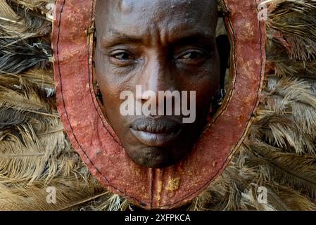 Homme Massaï portant une coiffe raditionnelle, faite de plumes d'autruche. Parc national d'Amboseli, Masai Mara, Kenya. Août 2017. Banque D'Images