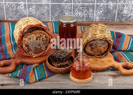 Gros plan magique en nid d'abeilles, récolte de miel, cueillette de miel. Nid d'abeille biologique (miel turc de Karakovan). Nid d'abeilles bio en pot avec trempette au miel o Banque D'Images