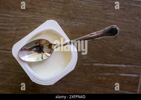 Yaourt naturel et cuillère à café, Majorque, Îles Baléares, Espagne Banque D'Images