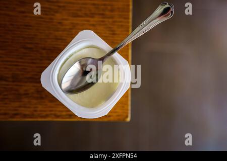 Yaourt naturel et cuillère à café, Majorque, Îles Baléares, Espagne Banque D'Images