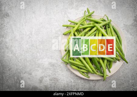 Haricots verts frais sur une assiette, légumes, étiquette d'aliments sains, valeurs nutritionnelles élevées Banque D'Images