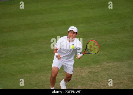 LONDRES, ANGLETERRE - 04 JUILLET : Yoshihito Nishioka du Japon joue un tir dans le match de deuxième tour en simple masculin contre Giovanni Mpetshi Perricard de France lors de la quatrième journée des Championnats de Wimbledon 2024 au All England Lawn Tennis and Croquet Club le 4 juillet 2024 à Londres, Angleterre Banque D'Images