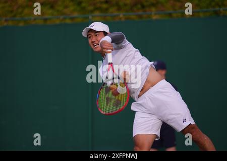 LONDRES, ANGLETERRE - 04 JUILLET : Yoshihito Nishioka du Japon joue un tir dans le match de deuxième tour en simple masculin contre Giovanni Mpetshi Perricard de France lors de la quatrième journée des Championnats de Wimbledon 2024 au All England Lawn Tennis and Croquet Club le 4 juillet 2024 à Londres, Angleterre Banque D'Images