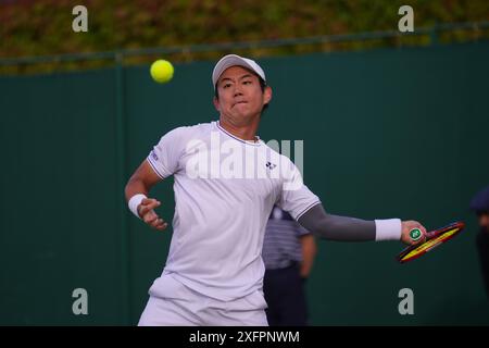 LONDRES, ANGLETERRE - 04 JUILLET : Yoshihito Nishioka du Japon joue un tir dans le match de deuxième tour en simple masculin contre Giovanni Mpetshi Perricard de France lors de la quatrième journée des Championnats de Wimbledon 2024 au All England Lawn Tennis and Croquet Club le 4 juillet 2024 à Londres, Angleterre Banque D'Images