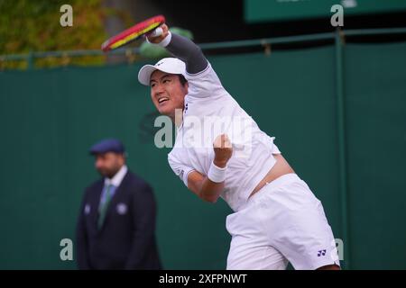 LONDRES, ANGLETERRE - 04 JUILLET : Yoshihito Nishioka du Japon joue un tir dans le match de deuxième tour en simple masculin contre Giovanni Mpetshi Perricard de France lors de la quatrième journée des Championnats de Wimbledon 2024 au All England Lawn Tennis and Croquet Club le 4 juillet 2024 à Londres, Angleterre Banque D'Images