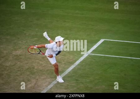 LONDRES, ANGLETERRE - 04 JUILLET : Yoshihito Nishioka du Japon joue un tir dans le match de deuxième tour en simple masculin contre Giovanni Mpetshi Perricard de France lors de la quatrième journée des Championnats de Wimbledon 2024 au All England Lawn Tennis and Croquet Club le 4 juillet 2024 à Londres, Angleterre Banque D'Images