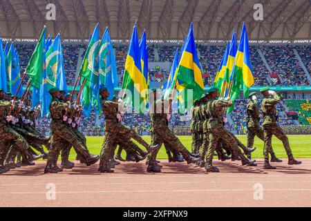 Kigali, Rwanda. 4 juillet 2024. Des soldats défilent lors d’un défilé militaire au stade Amahoro à Kigali, Rwanda, le 4 juillet 2024. Le Rwanda a célébré jeudi le 30e anniversaire de sa libération avec une grande célébration au stade Amahoro à Kigali, la capitale rwandaise. Crédit : Cyril Ndegeya/Xinhua/Alamy Live News Banque D'Images