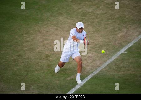 LONDRES, ANGLETERRE - 04 JUILLET : Yoshihito Nishioka du Japon joue un tir dans le match de deuxième tour en simple masculin contre Giovanni Mpetshi Perricard de France lors de la quatrième journée des Championnats de Wimbledon 2024 au All England Lawn Tennis and Croquet Club le 4 juillet 2024 à Londres, Angleterre Banque D'Images