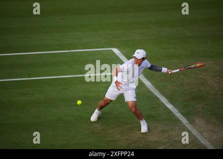 LONDRES, ANGLETERRE - 04 JUILLET : Yoshihito Nishioka du Japon joue un tir dans le match de deuxième tour en simple masculin contre Giovanni Mpetshi Perricard de France lors de la quatrième journée des Championnats de Wimbledon 2024 au All England Lawn Tennis and Croquet Club le 4 juillet 2024 à Londres, Angleterre Banque D'Images