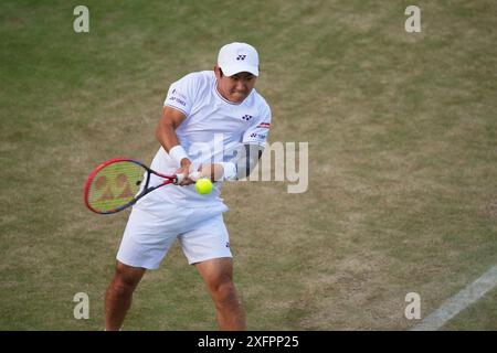 LONDRES, ANGLETERRE - 04 JUILLET : Yoshihito Nishioka du Japon joue un tir dans le match de deuxième tour en simple masculin contre Giovanni Mpetshi Perricard de France lors de la quatrième journée des Championnats de Wimbledon 2024 au All England Lawn Tennis and Croquet Club le 4 juillet 2024 à Londres, Angleterre Banque D'Images