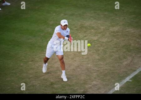 LONDRES, ANGLETERRE - 04 JUILLET : Yoshihito Nishioka du Japon joue un tir dans le match de deuxième tour en simple masculin contre Giovanni Mpetshi Perricard de France lors de la quatrième journée des Championnats de Wimbledon 2024 au All England Lawn Tennis and Croquet Club le 4 juillet 2024 à Londres, Angleterre Banque D'Images