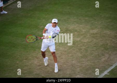 LONDRES, ANGLETERRE - 04 JUILLET : Yoshihito Nishioka du Japon joue un tir dans le match de deuxième tour en simple masculin contre Giovanni Mpetshi Perricard de France lors de la quatrième journée des Championnats de Wimbledon 2024 au All England Lawn Tennis and Croquet Club le 4 juillet 2024 à Londres, Angleterre Banque D'Images