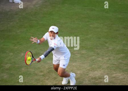 LONDRES, ANGLETERRE - 04 JUILLET : Yoshihito Nishioka du Japon joue un tir dans le match de deuxième tour en simple masculin contre Giovanni Mpetshi Perricard de France lors de la quatrième journée des Championnats de Wimbledon 2024 au All England Lawn Tennis and Croquet Club le 4 juillet 2024 à Londres, Angleterre Banque D'Images