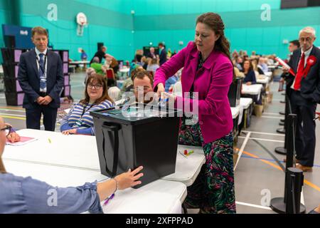 Glenrothes, Écosse. 4 juillet 2024. Élections générales britanniques : Lindsay Thomson, directrice adjointe du scrutin, ouvre la première case pour le dépouillement des votes au dépouillement du conseil du Fife. Crédit : Tim Gray/Alamy Live News Banque D'Images