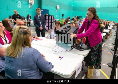 Glenrothes, Écosse. 4 juillet 2024. Élections générales britanniques : Lindsay Thomson, directrice adjointe du scrutin, ouvre la première case pour le dépouillement des votes au dépouillement du conseil du Fife. Crédit : Tim Gray/Alamy Live News Banque D'Images