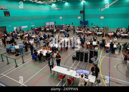 Glenrothes, Écosse. 4 juillet 2024. Élections générales britanniques : le dépouillement des votes commence au Conseil du Fife compte pour quatre circonscriptions qui couvrent la zone de gouvernement local du Fife. Ce sont : Cowdenbeath et Kirkcaldy ; Dunfermline et Dollar ; Glenrothes et Mid Fife ; North East Fife. Crédit : Tim Gray/Alamy Live News Banque D'Images