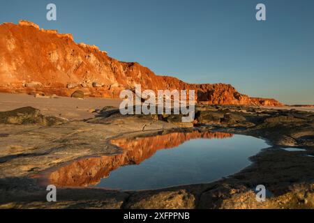 Réflexions sur les eaux le long de la plage. Broome, Dampier Peninsula, Kimberley, Australie occidentale. Juillet 2016. Banque D'Images