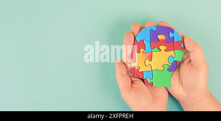 Trouble du spectre de l'autisme TSA, déficits dans la communication sociale et l'interaction, esprit avec puzzle coloré ou pièces de puzzle Banque D'Images