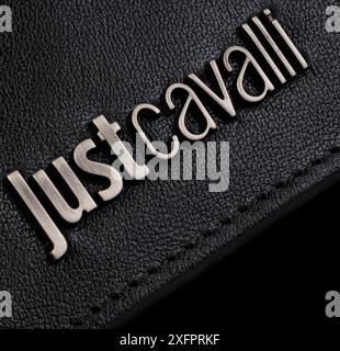 Leszno, Pologne 22 août 2023 : Just Cavalli Fashion Brand logo en cuir noir texturé Banque D'Images