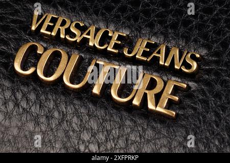 Leszno, Pologne 22 août 2023 : Versace Jeans Couture Fashion Brand Gold logo Banque D'Images