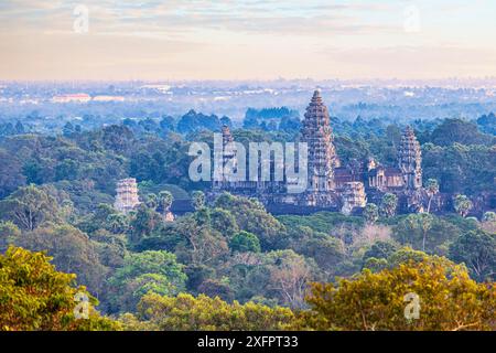 Vue aérienne du complexe du temple principal d'Angkor Wat niché dans la jungle Banque D'Images