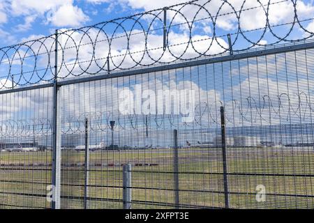 Clôture de sécurité avec des barbelés sur une clôture à l'aéroport britannique Heathrow à Londres Banque D'Images