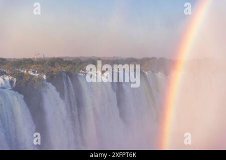 Gros plan des chutes victoria au Zimbabwe, en fin d'après-midi avec arc-en-ciel Banque D'Images