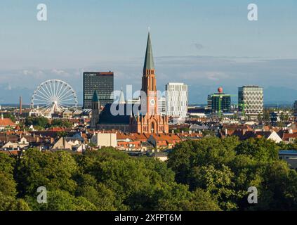 Église paroissiale, Johann Baptist et le nouveau quartier de Munich Werksviertel avec la grande roue Hi-Sky Banque D'Images