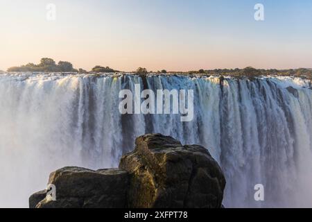 Gros plan de la puissante cascade Victoria Falls à Matabeleland en fin d'après-midi Banque D'Images