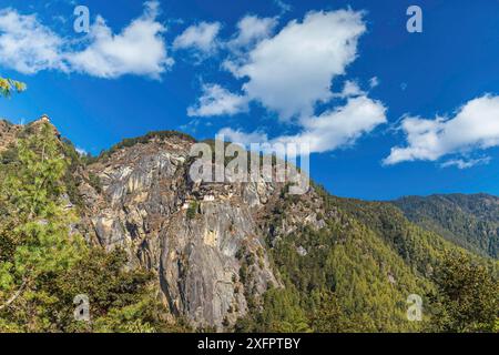 Taktshang Goemba Dzong dans une falaise de montagne Banque D'Images