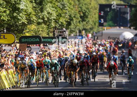 Tour de France 2024 - 111ème Edition - 6ème étape Macon - Dijon 163,5 km - 04/07/2024 - Jasper Philipsen (BEL - Alpecin - Deceuninck) - Wout Van Aert (bel - Team Visma - Lease a Bike) - Cees bol (NED - Astana Qazaqstan Team) - Alexander Kristoff (NOR - Uno-X Mobility) - Arnaud de lie (bel - Lotto Dstny) - Dylan Groenewegen (NED - Team Jayco Alula) - photo SprintCyclingAgency/PoolGodingImages Banque D'Images