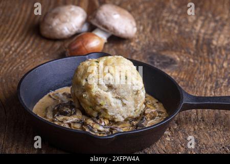 Boulettes de pain bavarois à la sauce aux champignons Banque D'Images