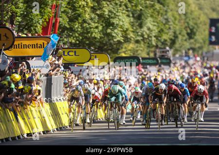 Tour de France 2024 - 111ème Edition - 6ème étape Macon - Dijon 163,5 km - 04/07/2024 - Jasper Philipsen (BEL - Alpecin - Deceuninck) - Wout Van Aert (bel - Team Visma - Lease a Bike) - Cees bol (NED - Astana Qazaqstan Team) - Alexander Kristoff (NOR - Uno-X Mobility) - Arnaud de lie (bel - Lotto Dstny) - Dylan Groenewegen (NED - Team Jayco Alula) - photo SprintCyclingAgency/Pool/GodingImages Banque D'Images