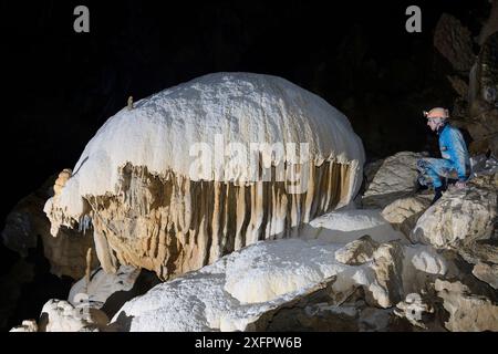 Speleothem (dépôt minéral de grotte) dans une grotte. Géoparc UNESCO du massif des Bauges, Savoie / Savoie, France, février. Banque D'Images