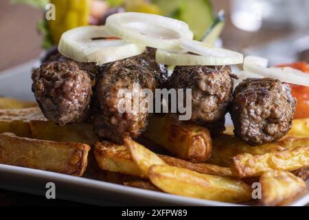 Cevapcici avec frites et rondelles d'oignon Banque D'Images