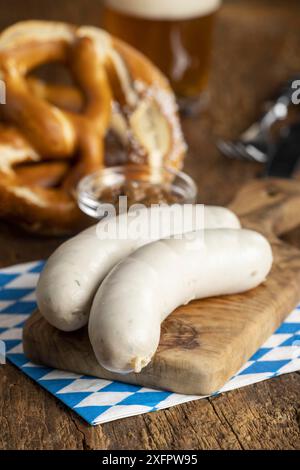 Deux saucisses de veau bavaroises sur bois Banque D'Images