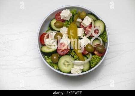 Salade grecque sur marbre blanc Banque D'Images