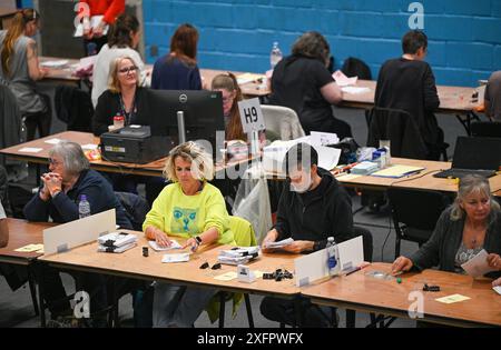 Brighton UK 4 juillet 2024 - le dépouillement commence au Portslade Sports Centre pour les circonscriptions de Brighton & Hove aux élections générales : crédit Simon Dack / Alamy Live News Banque D'Images