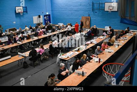 Brighton UK 4 juillet 2024 - le dépouillement commence au Portslade Sports Centre pour les circonscriptions de Brighton & Hove aux élections générales : crédit Simon Dack / Alamy Live News Banque D'Images