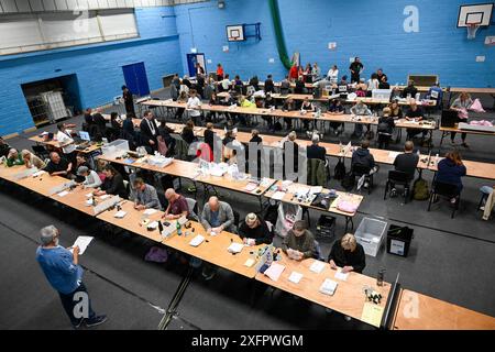 Brighton UK 4 juillet 2024 - le dépouillement commence au Portslade Sports Centre pour les circonscriptions de Brighton & Hove aux élections générales : crédit Simon Dack / Alamy Live News Banque D'Images