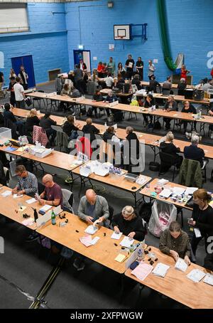 Brighton UK 4 juillet 2024 - le dépouillement commence au Portslade Sports Centre pour les circonscriptions de Brighton & Hove aux élections générales : crédit Simon Dack / Alamy Live News Banque D'Images