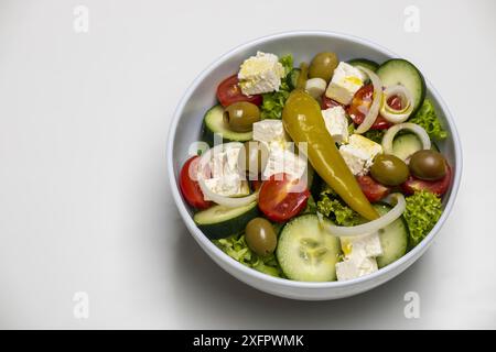 Salade grecque sur marbre blanc Banque D'Images