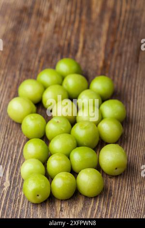 Prunes cerises sur bois Banque D'Images